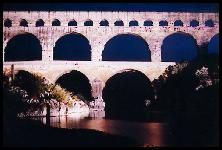 Le pont du Gard de nuit.