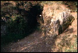 l'aqueduc à l'entrée de la combe de Valmalle.