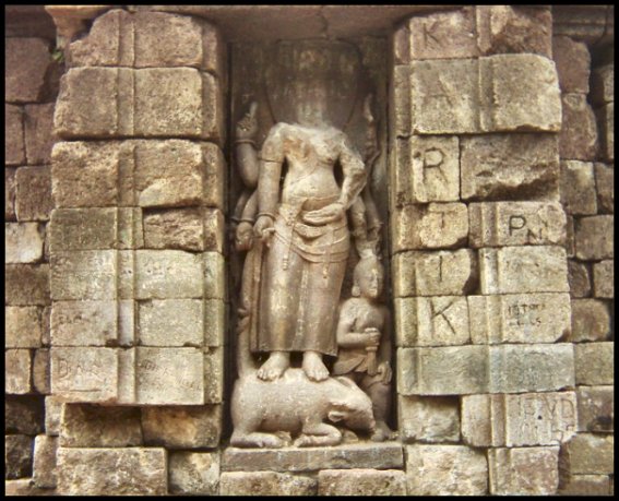 Candi Selogriyo. Durga.