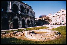 Les remparts devant l'amphithatre, Nmes.